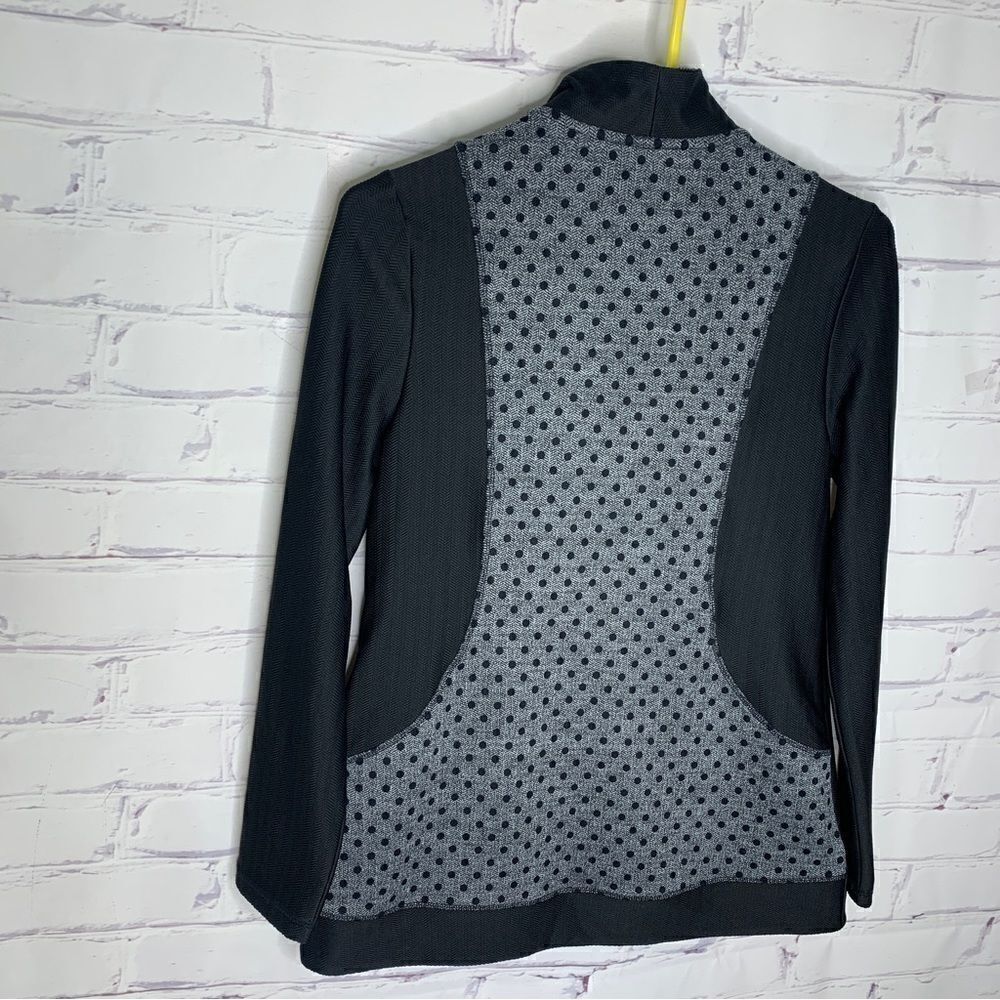 Chico’s Zenergy size 0/4/6 black jacket‎